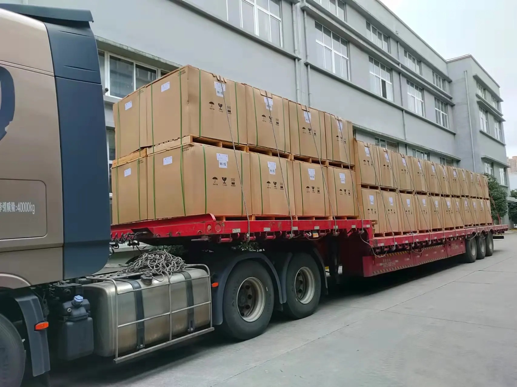 超級大件運(yùn)輸?shù)恼鸷超F(xiàn)場 挑戰(zhàn)與壯舉